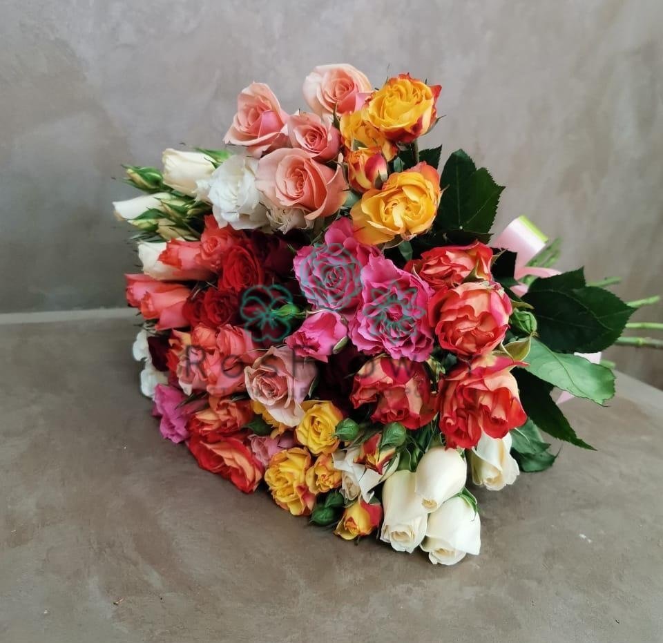 Букет пестрое настроение в Вятских Полянах Букет цветов из: Розы в Вятских Полянах