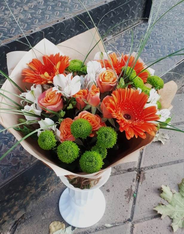 Букет огненно-рыжий в Вятских Полянах Букет цветов из: Герберы, Хризантемы, Альстромерии и Розы в Вятских Полянах