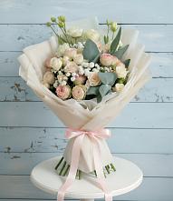 Букет Сказочное воображение в Вятских Полянах Букет цветов из:  Розы и Лизиантусы в Вятских Полянах