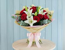 Букет Элегантная гармония в Вятских Полянах Букет цветов из:  Лилии и Розы в Вятских Полянах