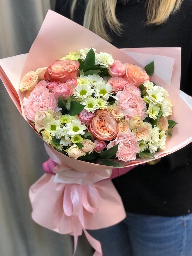 Букет нежные объятья в Вятских Полянах Букет цветов из: Гвоздики, Розы и Хризантемы в Вятских Полянах