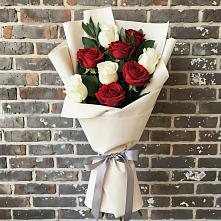 Букет красно-белые розы в Вятских Полянах Букет цветов из:  Розы в Вятских Полянах
