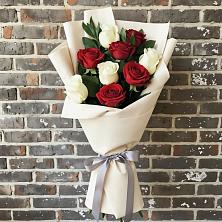 Букет красно-белые розы в Вятских Полянах Букет цветов из:  Розы в Вятских Полянах