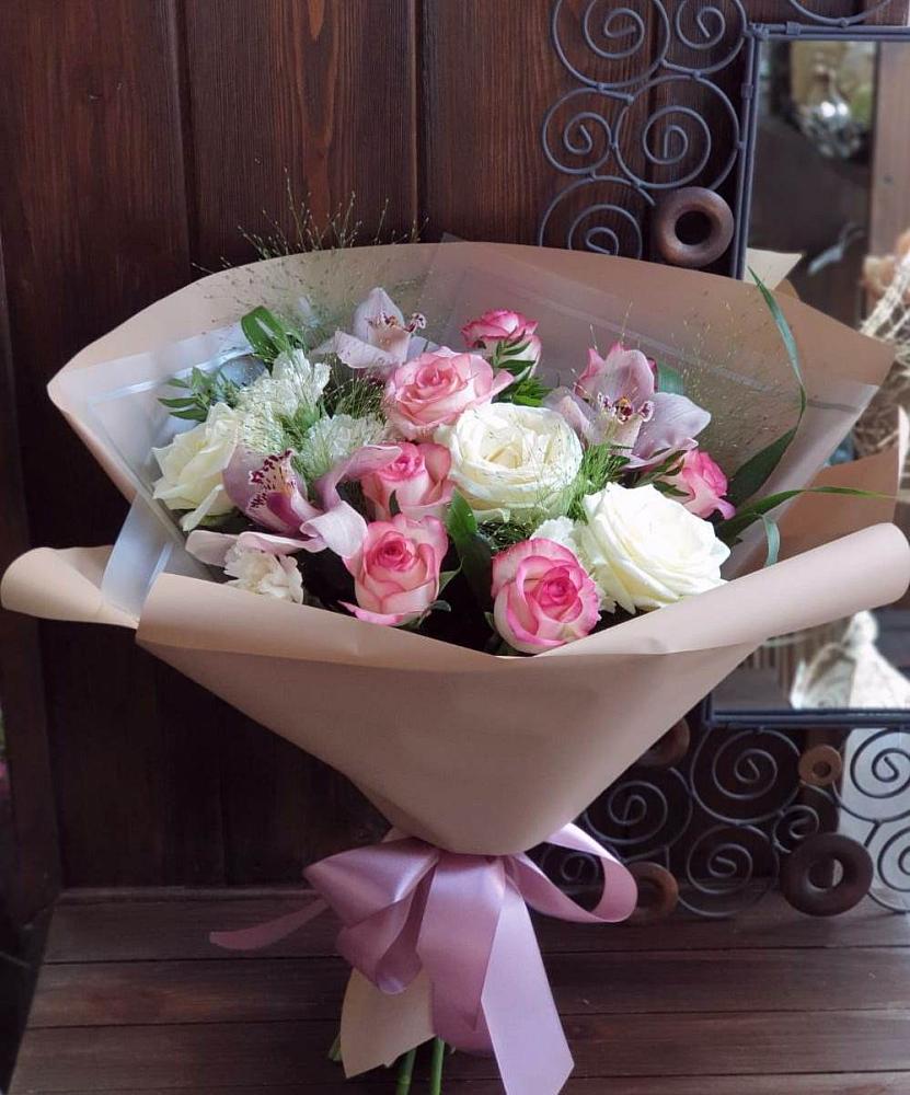 Букет майское утро в Вятских Полянах Букет цветов из: Гвоздики, Орхидеи, Розы и Хризантемы в Вятских Полянах