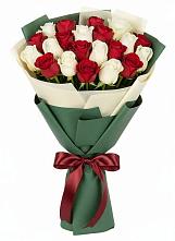 Микс из красных и белых роз в Вятских Полянах Букет Микс из красных и белых роз в Вятских Полянах
