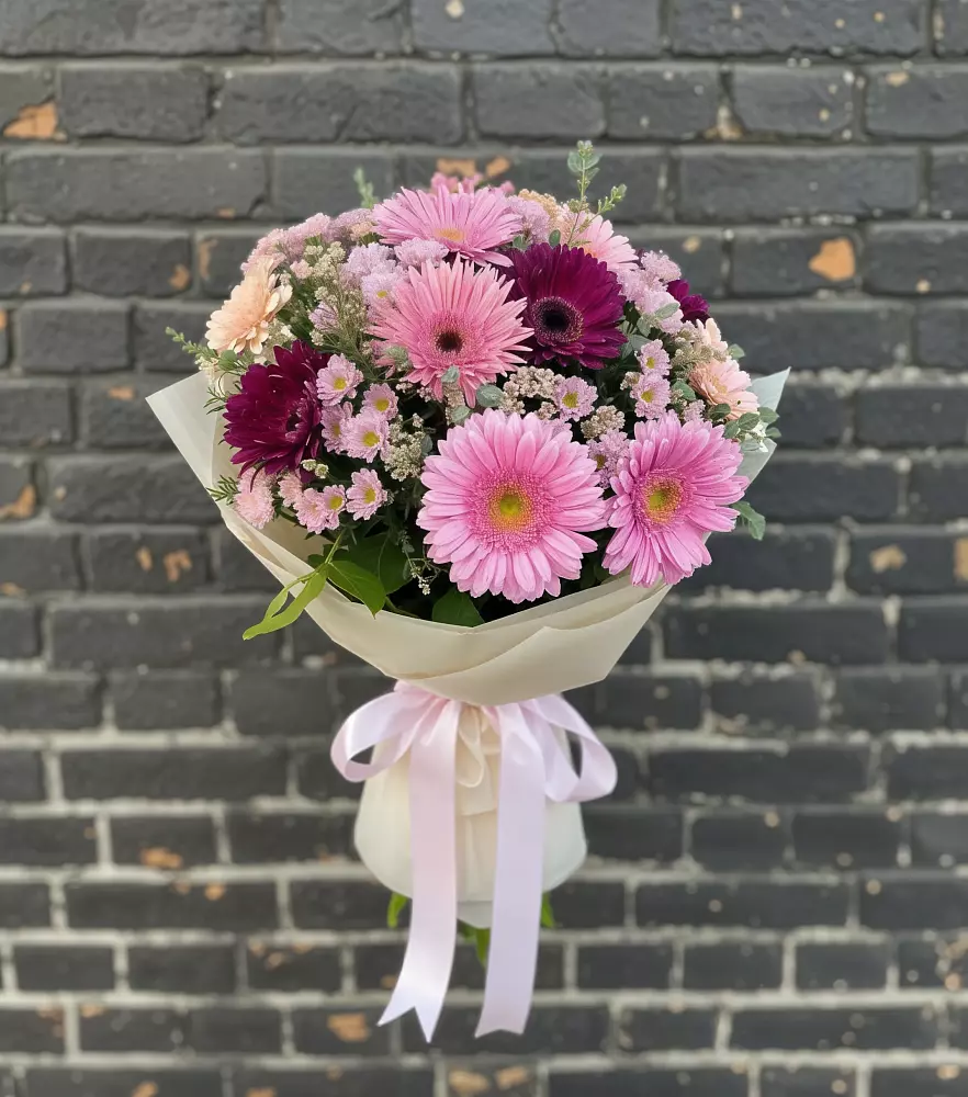 Букет яркие краски в Вятских Полянах Букет цветов из: Герберы и Хризантемы в Вятских Полянах