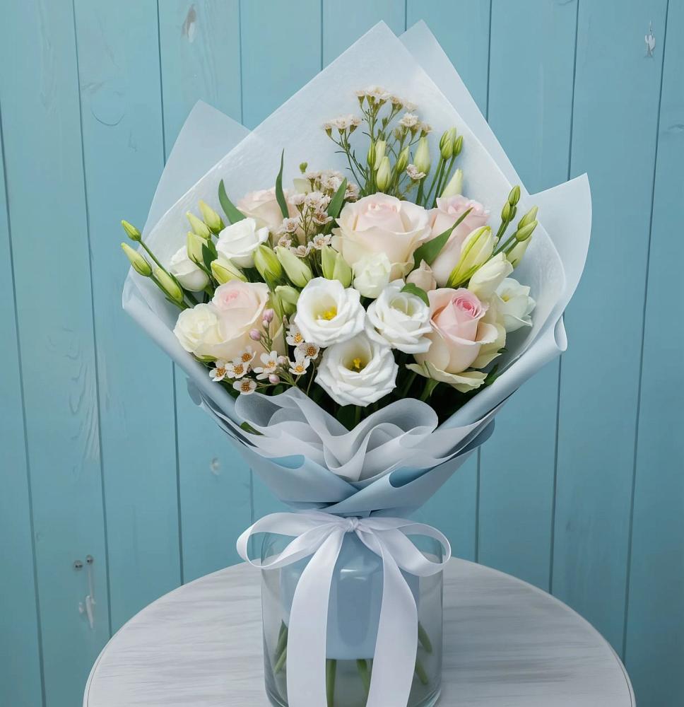 Букет очаровательный аромат в Вятских Полянах Букет цветов из: Розы и Лизиантусы в Вятских Полянах