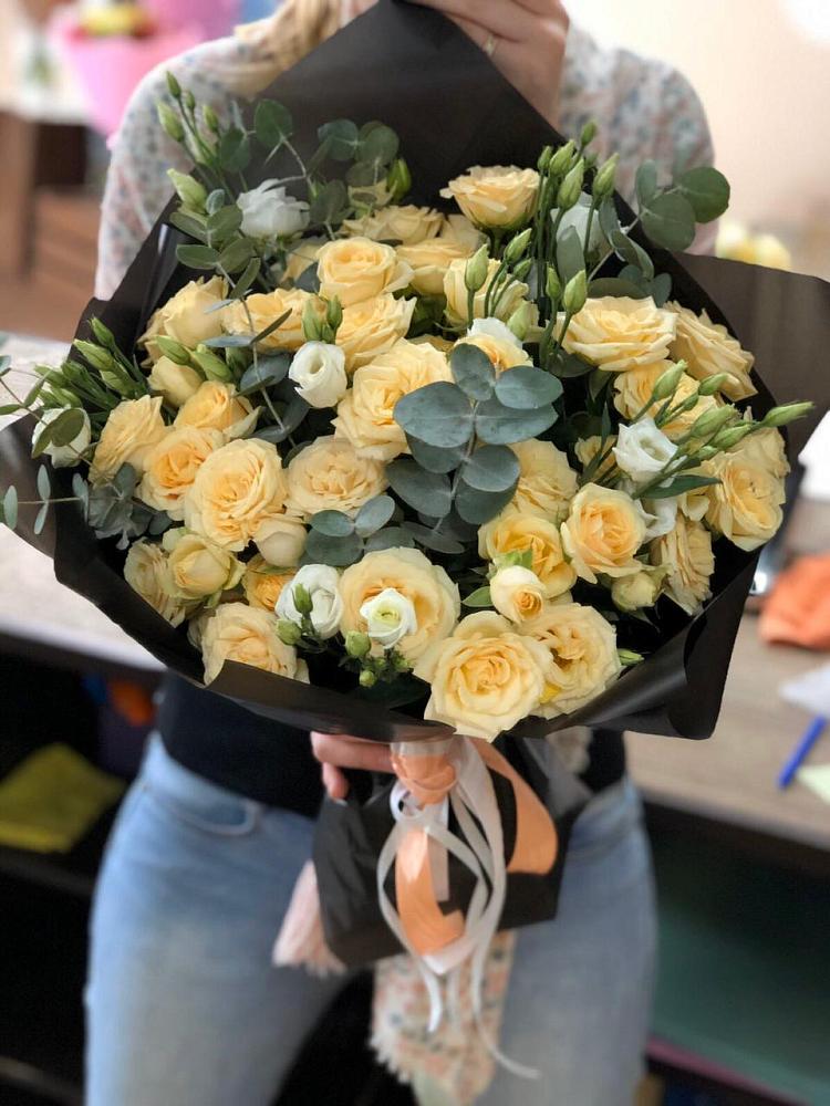 Букет птица счастья в Вятских Полянах Букет цветов из: Розы и Лизиантусы в Вятских Полянах