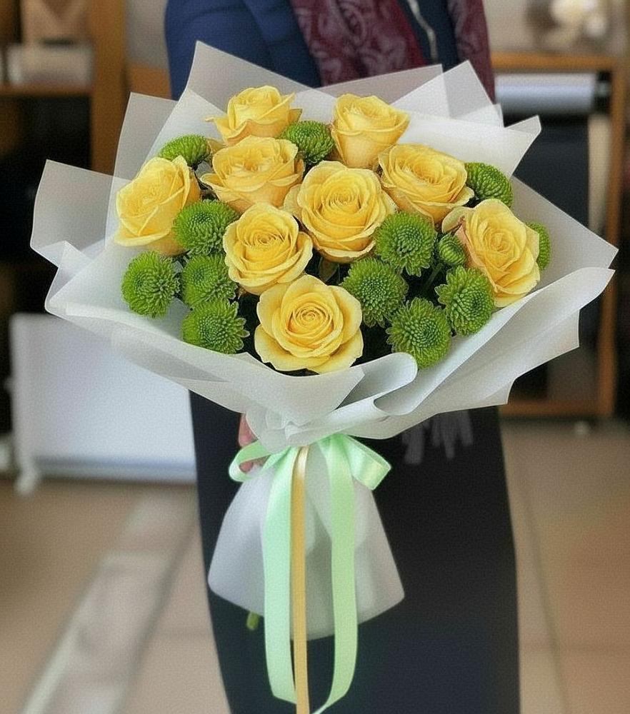 Букет сочно-зеленый в Вятских Полянах Букет цветов из: Хризантемы и Розы в Вятских Полянах