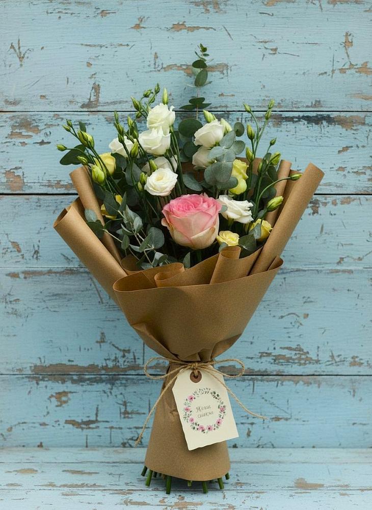 Букет нежный привет в Вятских Полянах Букет цветов из: Розы и Лизиантусы в Вятских Полянах