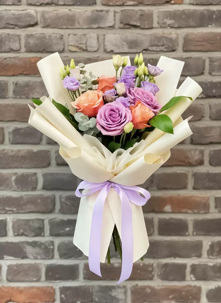 Букет цветочные ноты в Вятских Полянах Букет цветов из: Лизиантусы и Розы в Вятских Полянах