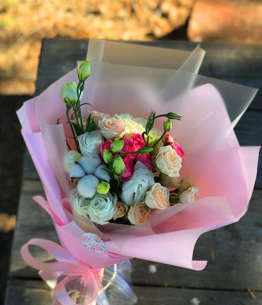 Букет цветочный коктейль в Вятских Полянах Букет цветов из: Розы и Лизиантусы в Вятских Полянах
