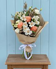 Букет яркий комплимент #REPLACE_PRED# Вятских Полянах Букет цветов из:  Альстромерии, Лизиантусы, Розы и Хризантемы #REPLACE_PRED# Вятских Полянах