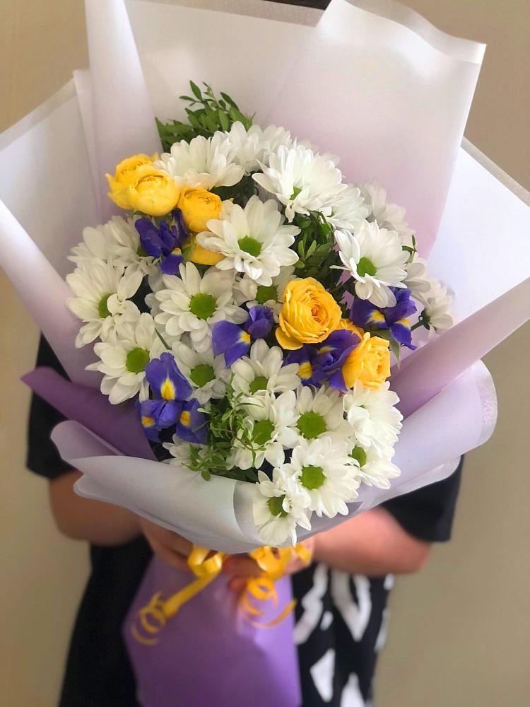 Букет солнечный привет в Вятских Полянах Букет цветов из: Ирисы, Хризантемы и Розы в Вятских Полянах