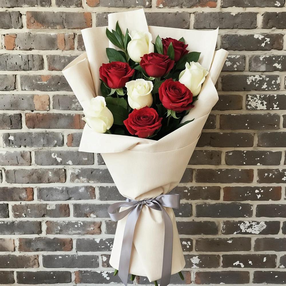 Букет красно-белые розы в Вятских Полянах Букет цветов из: Розы в Вятских Полянах