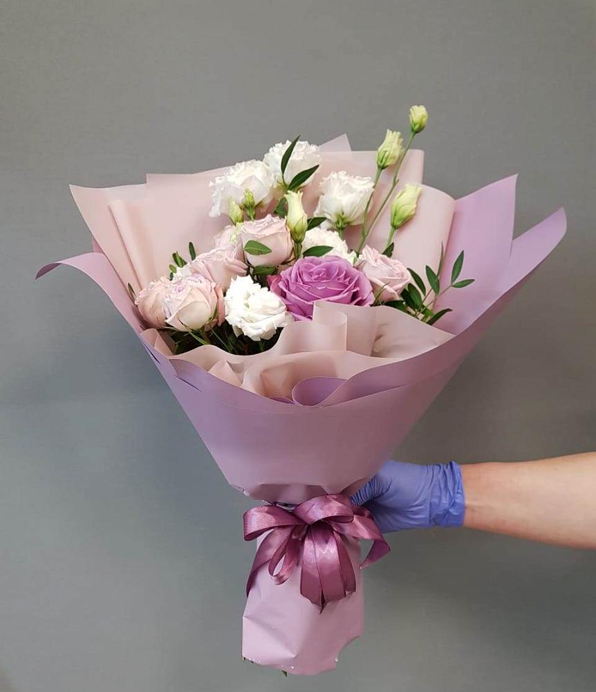 Букет Легкое дыхание в Вятских Полянах Букет цветов из: Розы и Лизиантусы в Вятских Полянах