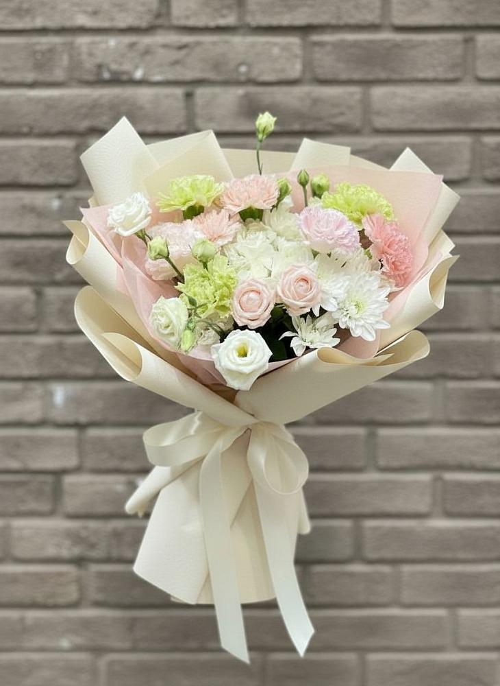 Букет Трепет мечты в Вятских Полянах Букет цветов из: Гвоздики, Розы, Лизиантусы и Хризантемы в Вятских Полянах