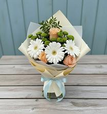 Букет герберы и розы в Вятских Полянах Букет цветов из:  Герберы, Розы и Хризантемы в Вятских Полянах
