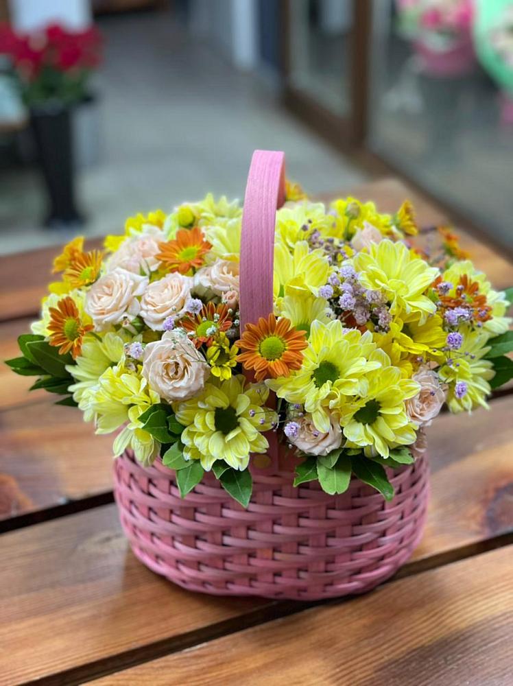 Композиция цветы лета в Вятских Полянах Цветочная композиция из Хризантемы и Розы в корзине в Вятских Полянах