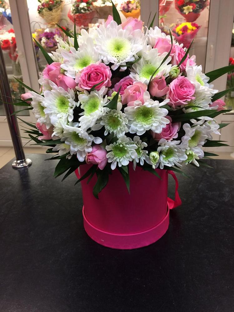 Композиция грация в Вятских Полянах Цветочная композиция из Розы и Хризантемы в шляпной коробке в Вятских Полянах