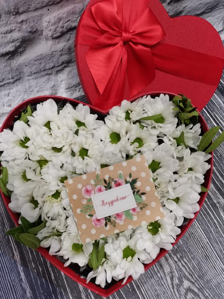 Композиция сплетение судьбы в Вятских Полянах Цветочная композиция из Хризантемы в виде сердца в Вятских Полянах