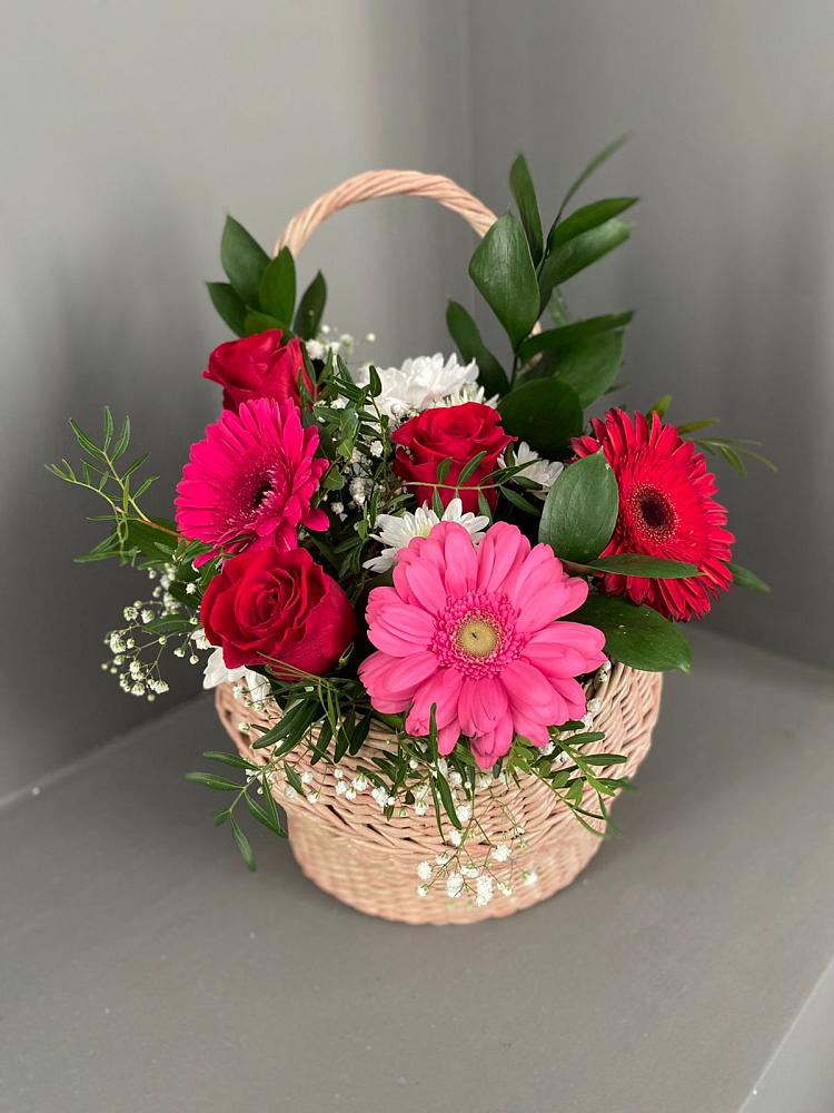 Композиция радостное событие в Вятских Полянах Цветочная композиция из Розы, Хризантемы и Герберы в корзине в Вятских Полянах