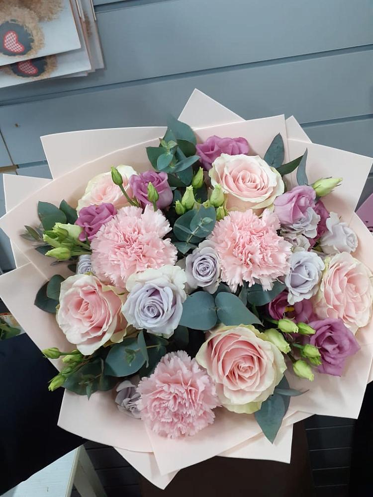 Букет обаятельный в Вятских Полянах Букет цветов из: Розы, Гвоздики и Лизиантусы в Вятских Полянах