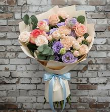 Букет Феерия в Вятских Полянах Букет цветов из:  Розы, Лизиантусы и Гвоздики в Вятских Полянах