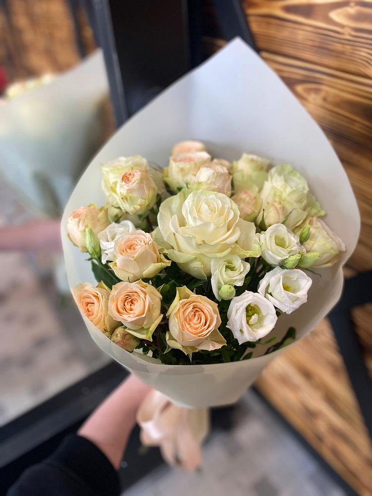 Букет Летний бриз в Вятских Полянах Букет цветов из: Розы и Лизиантусы в Вятских Полянах